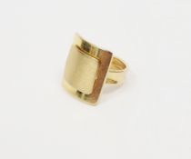 9ct gold modern rectangular panelled curved ring, 5.5g (size P)