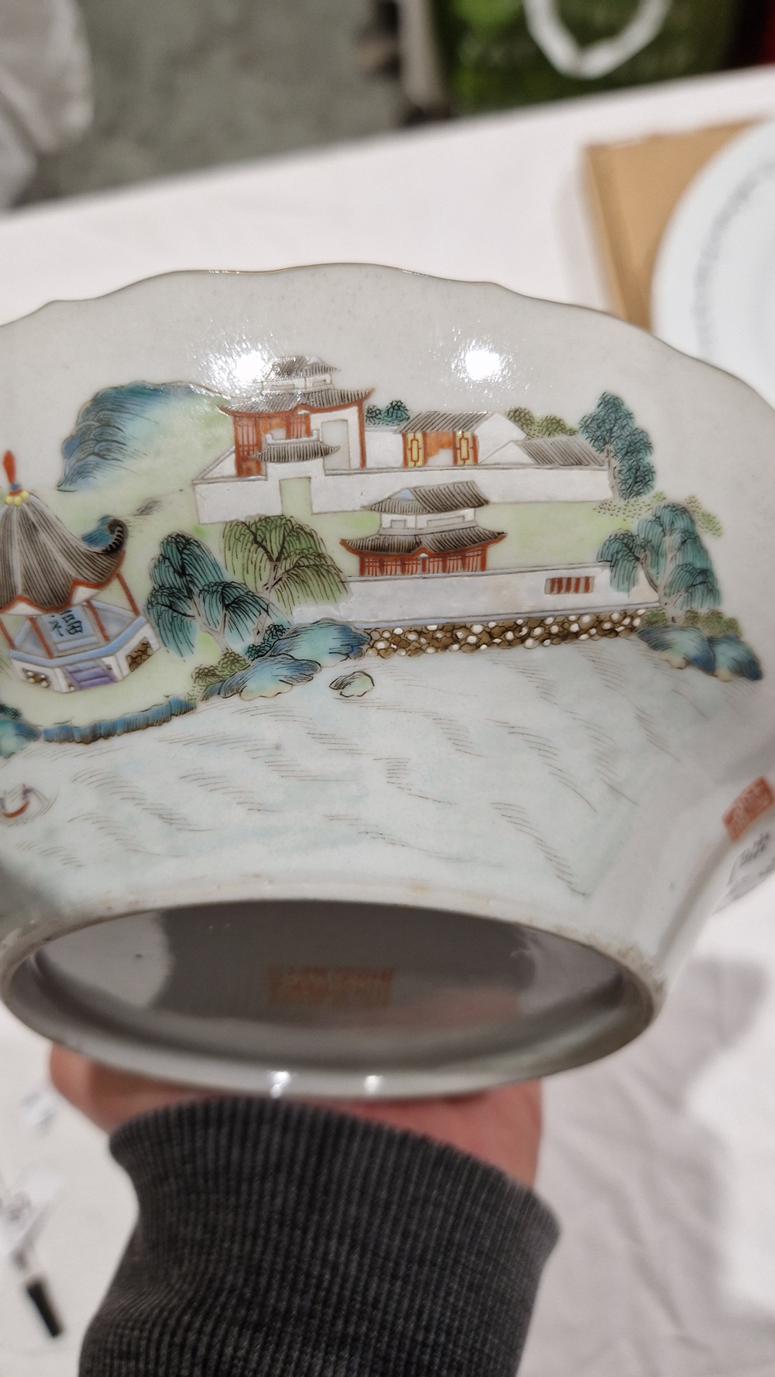 Chinese porcelain famille verte shallow bowl with gilt wavy rim, the sides painted in enamels with a - Image 5 of 19