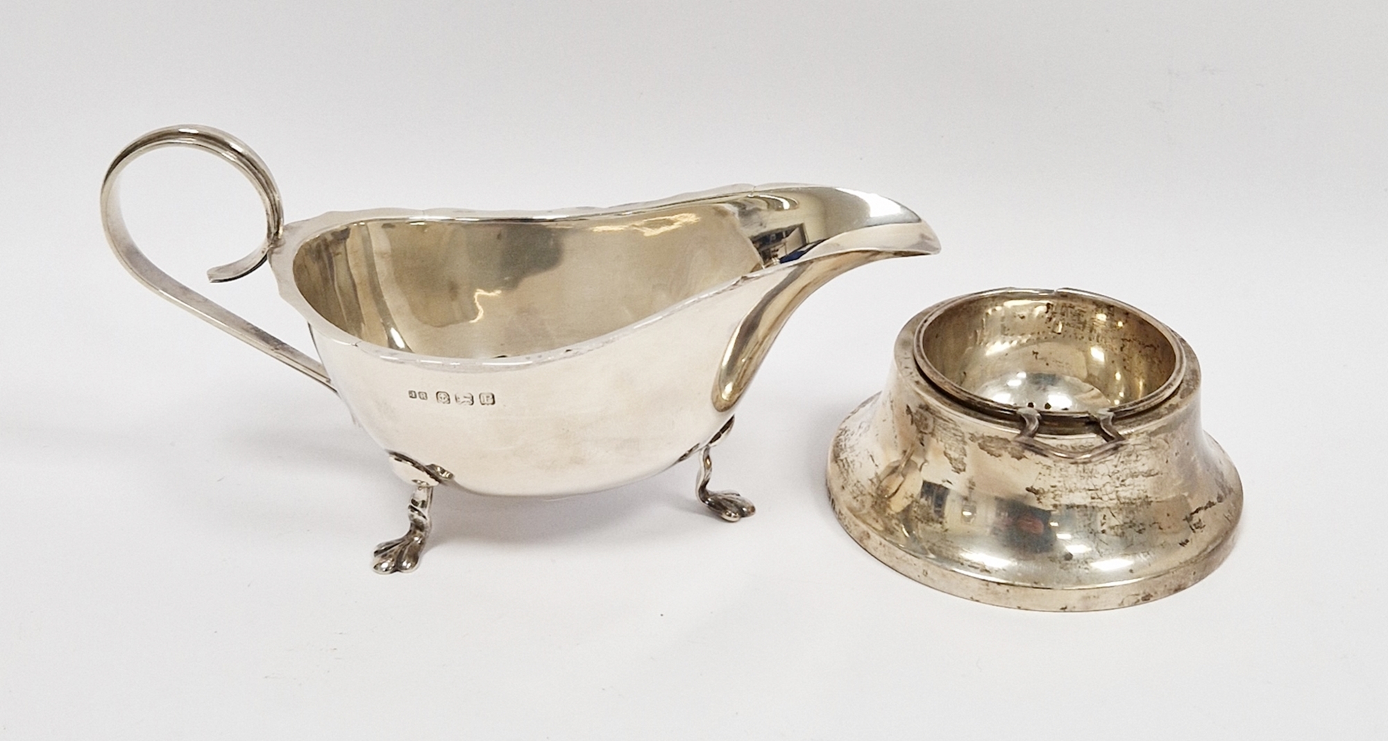 Silver sauceboat, Birmingham 1939, John Rose, of oval form with loop handle and raised on three