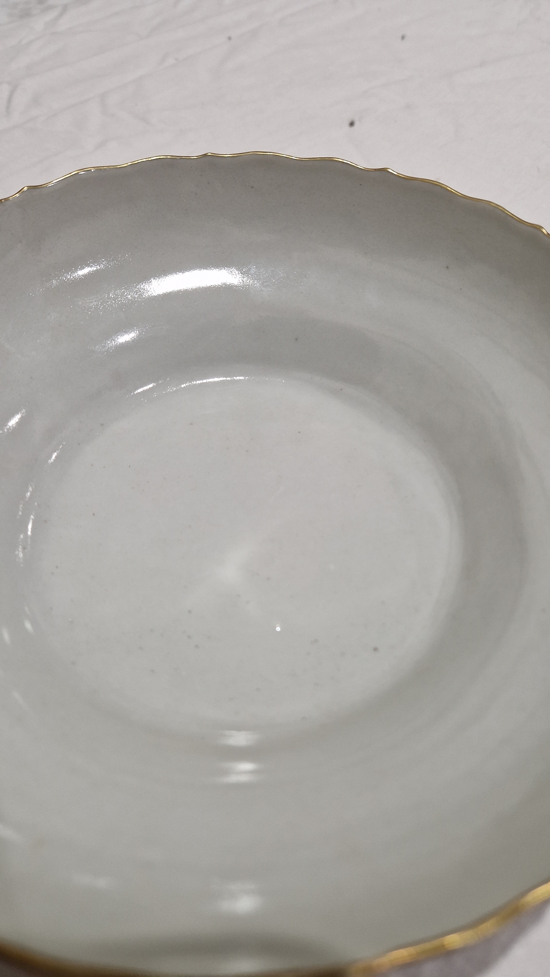 Chinese porcelain famille verte shallow bowl with gilt wavy rim, the sides painted in enamels with a - Image 14 of 19