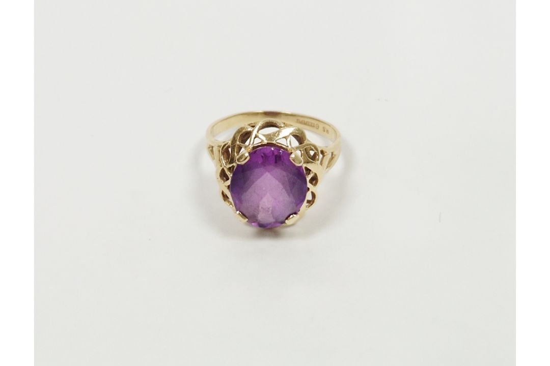 14K gold and purple stone ring, the oval stone in scroll bordered mount (size P) - Image 2 of 2
