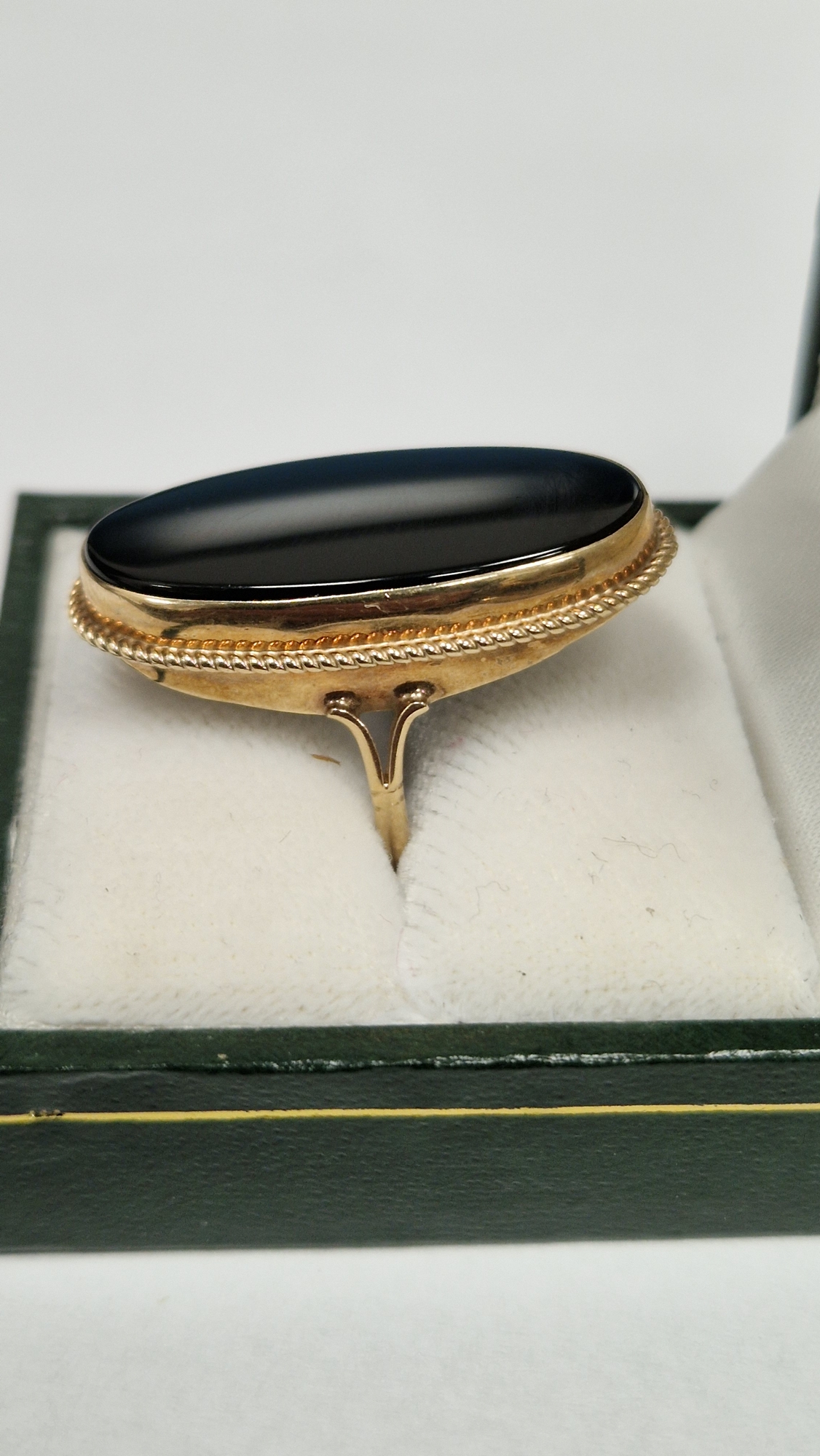 9ct gold and black onyx large oval ring (size O) and 9ct gold and onyx small oval ring (size J1/ - Image 4 of 14