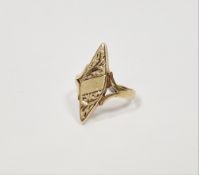 Gold-coloured metal elliptical engraved ring, 4.6g (size V)