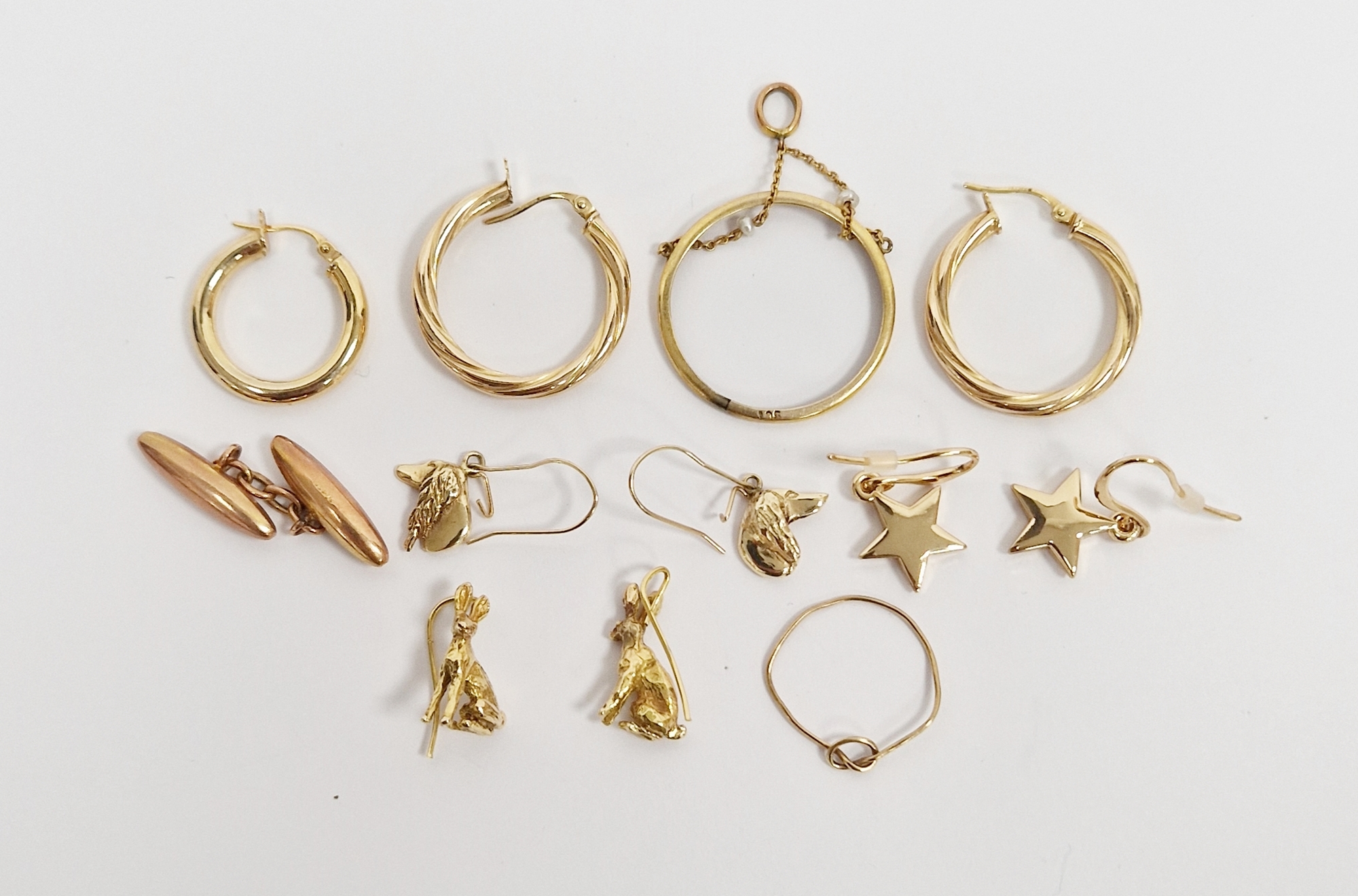 Collection of 9ct gold jewellery including pair of 9ct gold hoop earrings, pair of 9ct gold earrings