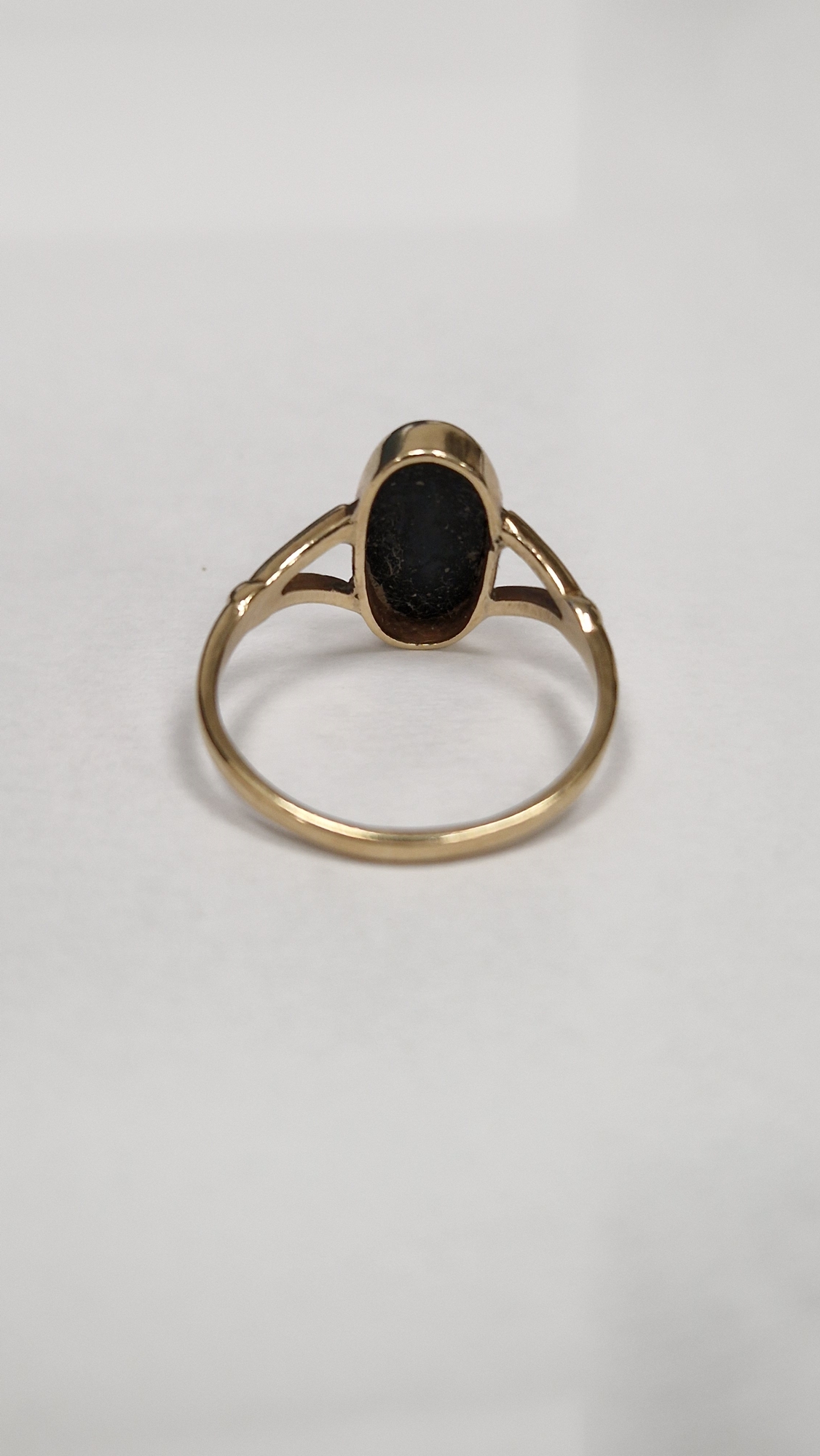 9ct gold and black onyx large oval ring (size O) and 9ct gold and onyx small oval ring (size J1/ - Image 13 of 14