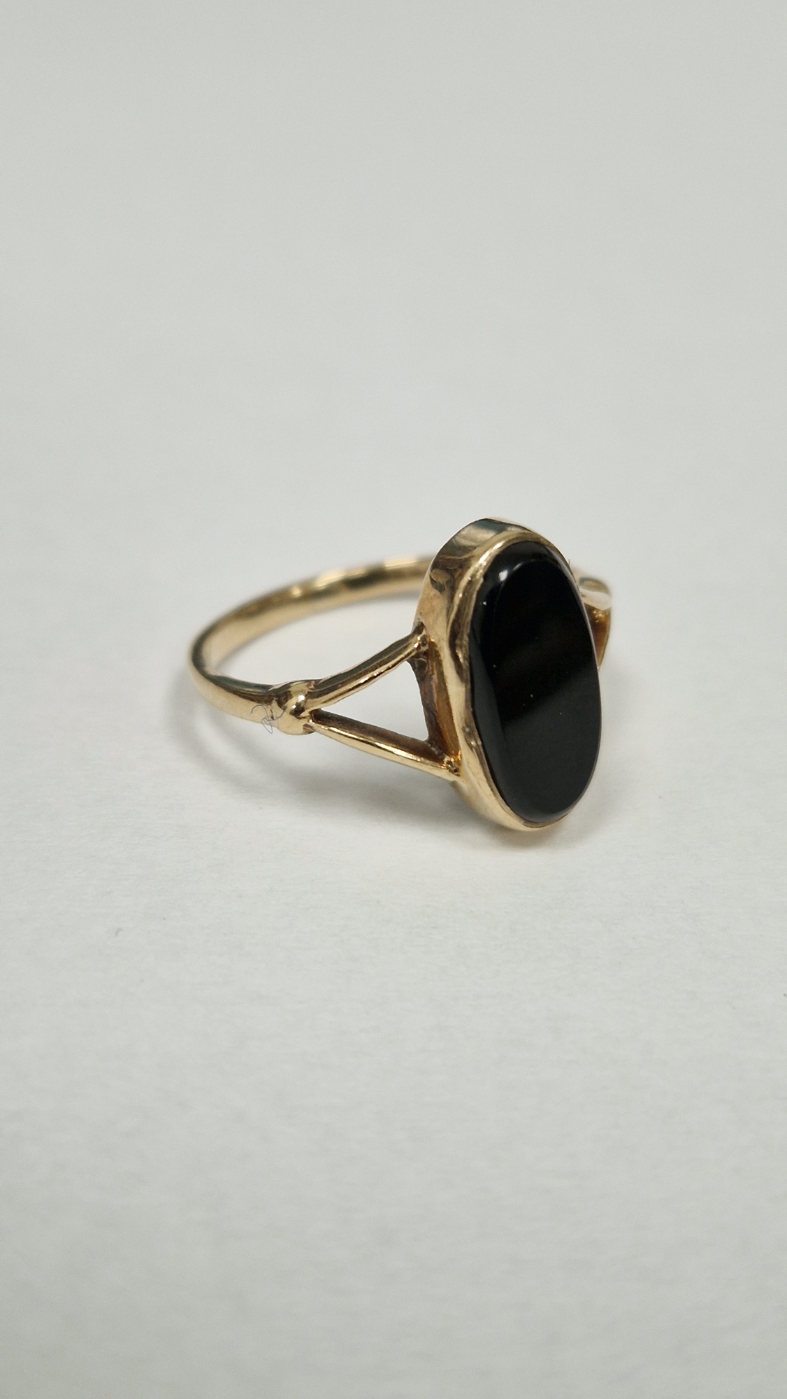 9ct gold and black onyx large oval ring (size O) and 9ct gold and onyx small oval ring (size J1/ - Image 9 of 14