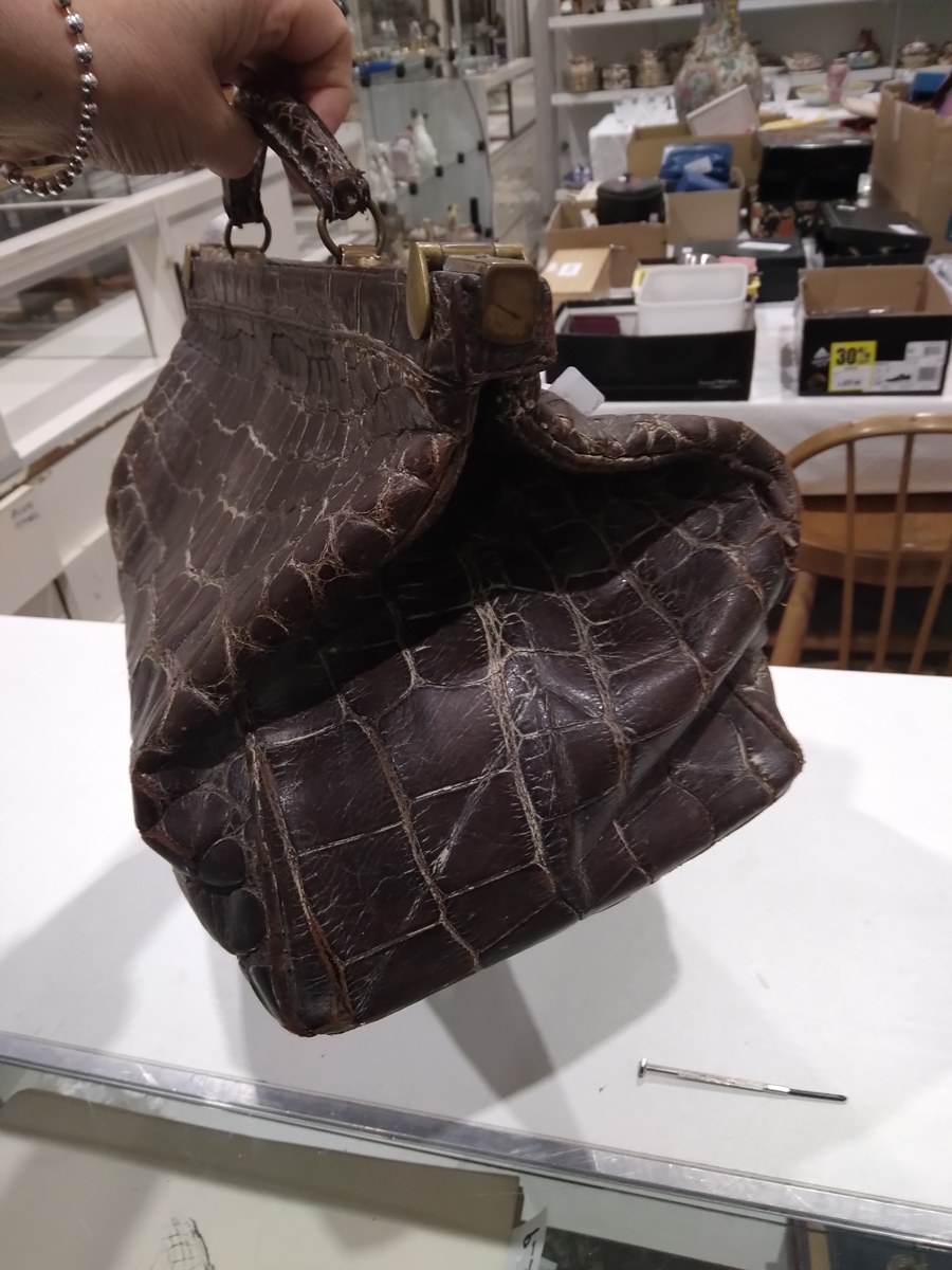 Late 19th/early 20th century crocodile skin gladstone bag with brass fittings and mustard coloured - Image 4 of 13