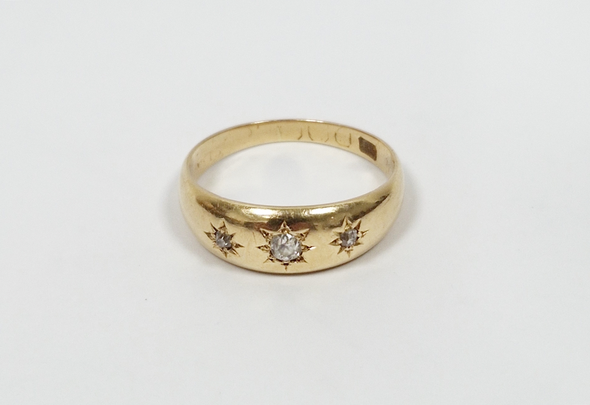 Antique gold-coloured metal ring, graduated and set three old cut diamonds in star setting (size M)