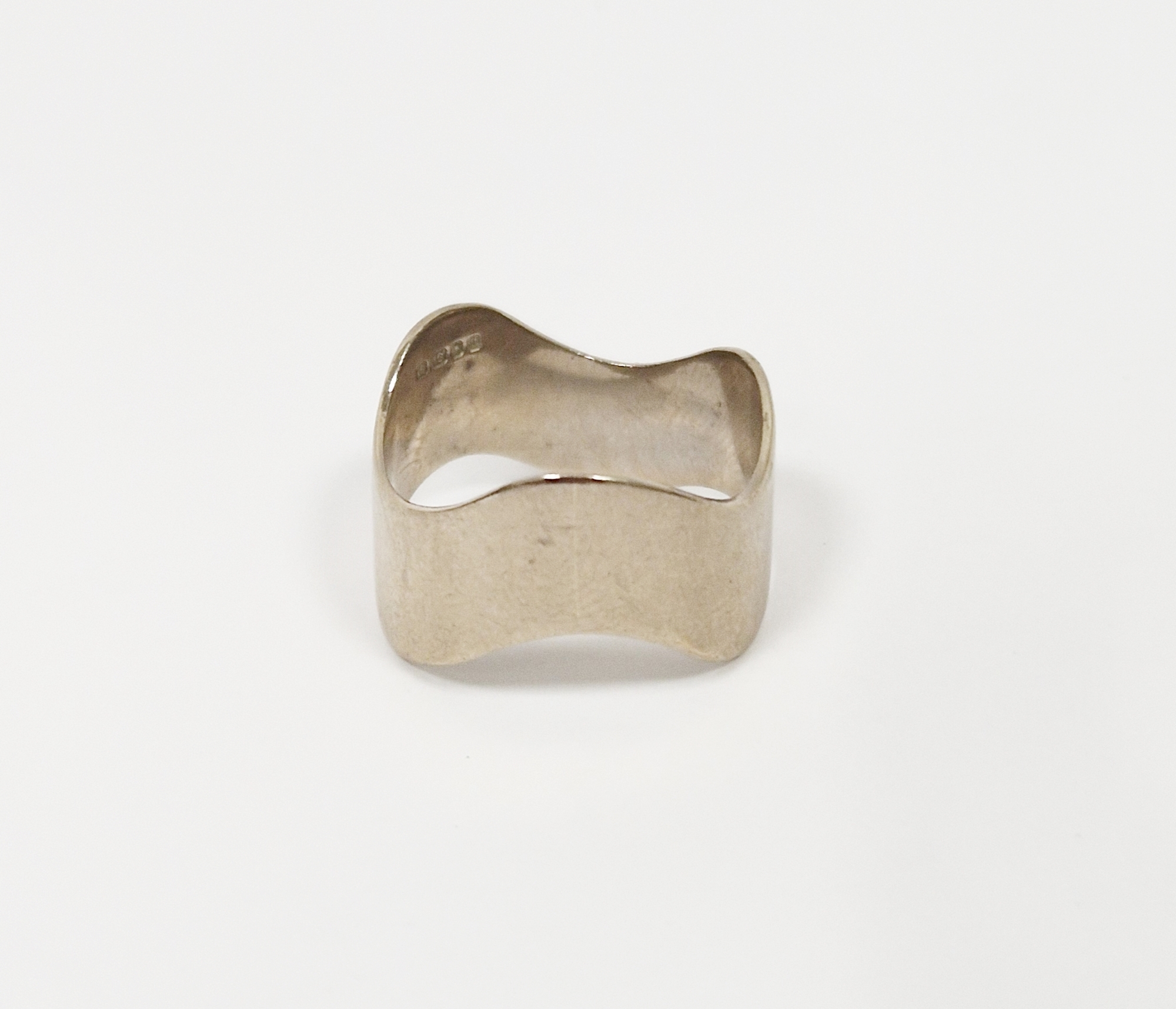 18ct gold wavy band ring, 5.7g  (size N)