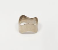 18ct gold wavy band ring, 5.7g  (size N)