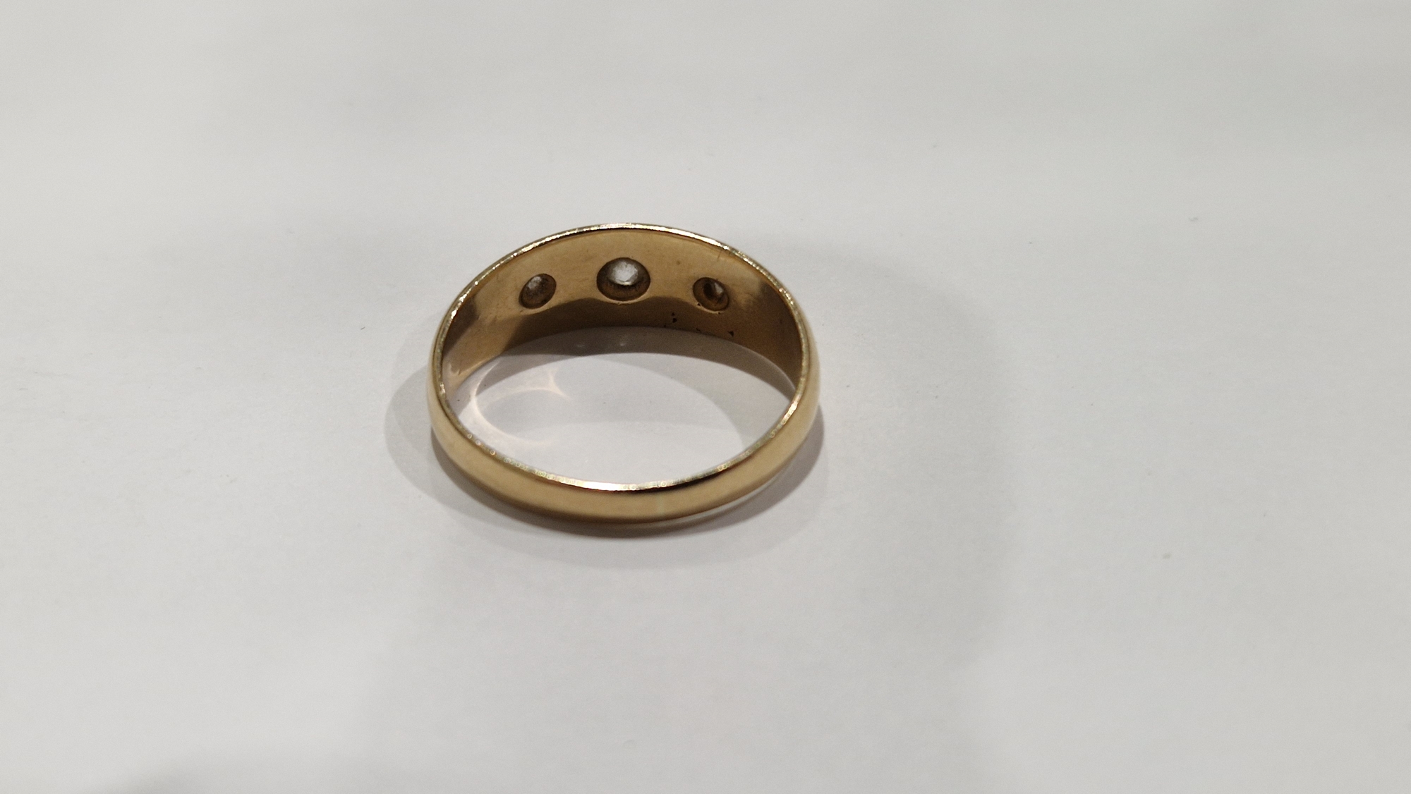 Antique gold-coloured metal ring, graduated and set three old cut diamonds in star setting (size M) - Image 6 of 8