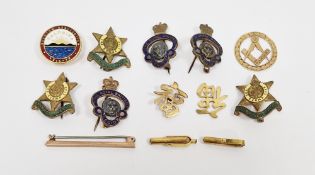 9ct yellow gold bar brooch with engine turned decoration together with two 14k gold pendants or