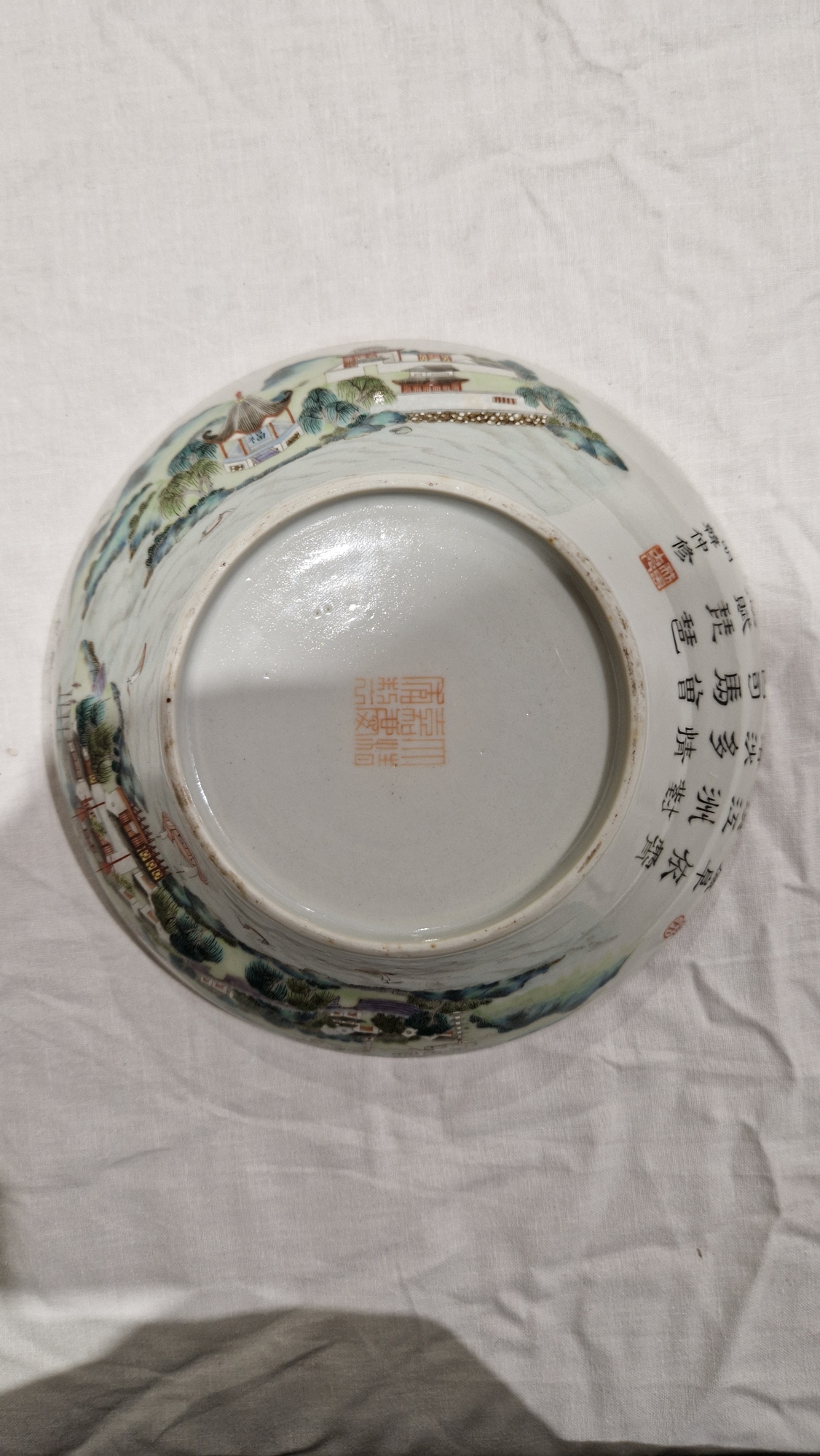 Chinese porcelain famille verte shallow bowl with gilt wavy rim, the sides painted in enamels with a - Image 4 of 19