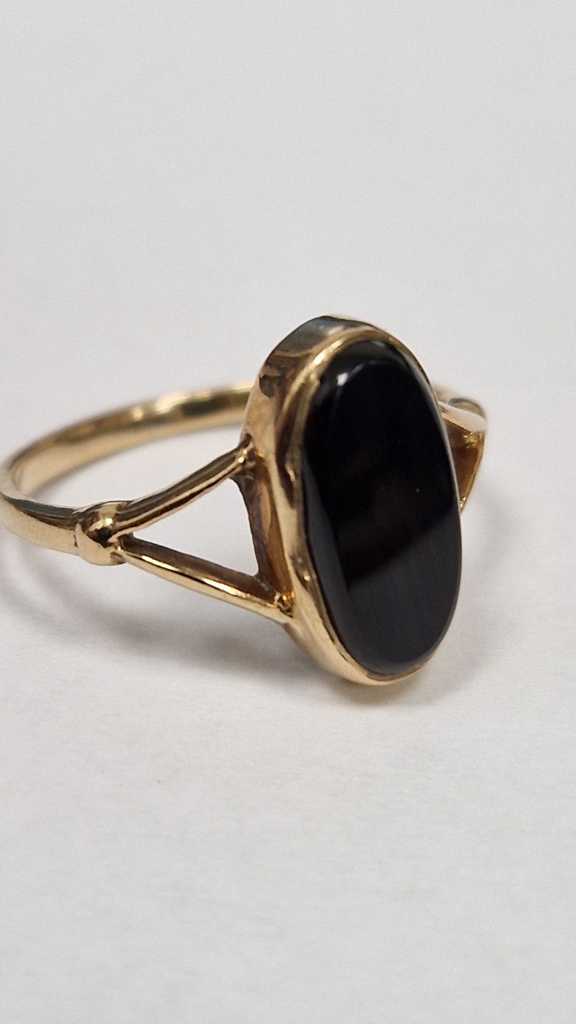 9ct gold and black onyx large oval ring (size O) and 9ct gold and onyx small oval ring (size J1/ - Image 14 of 14