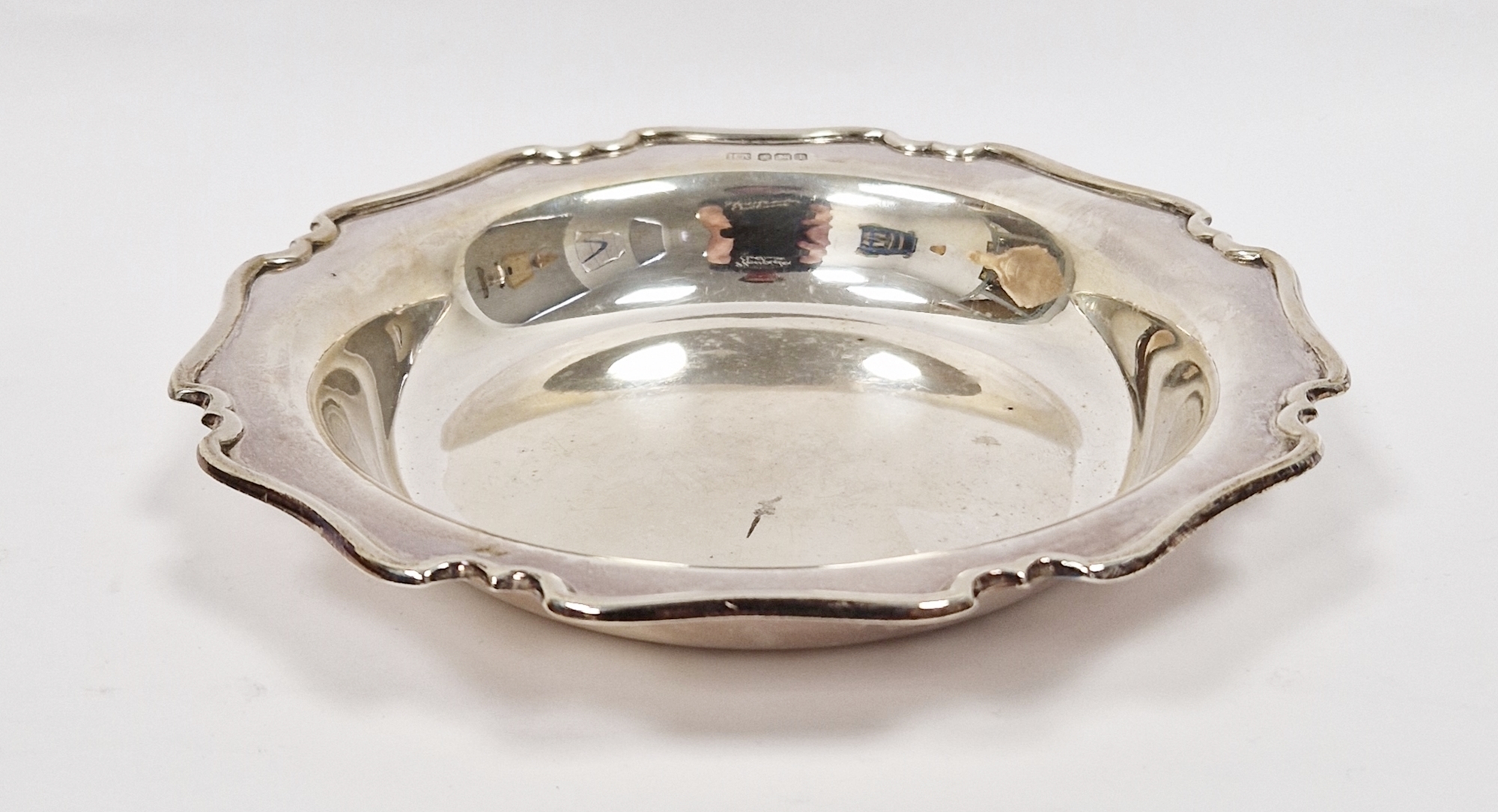 George V silver circular dish, Sheffield 1928, Atkin Brothers, with moulded scalloped rim, 17cm - Image 2 of 2