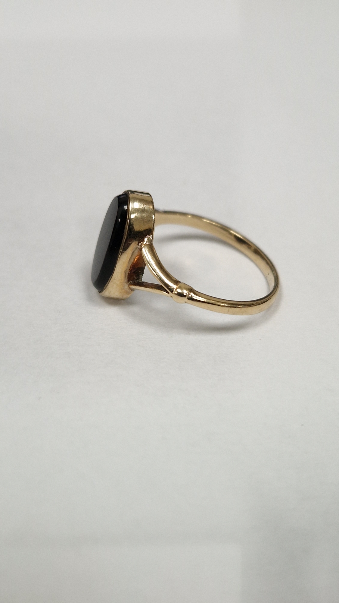 9ct gold and black onyx large oval ring (size O) and 9ct gold and onyx small oval ring (size J1/ - Image 12 of 14