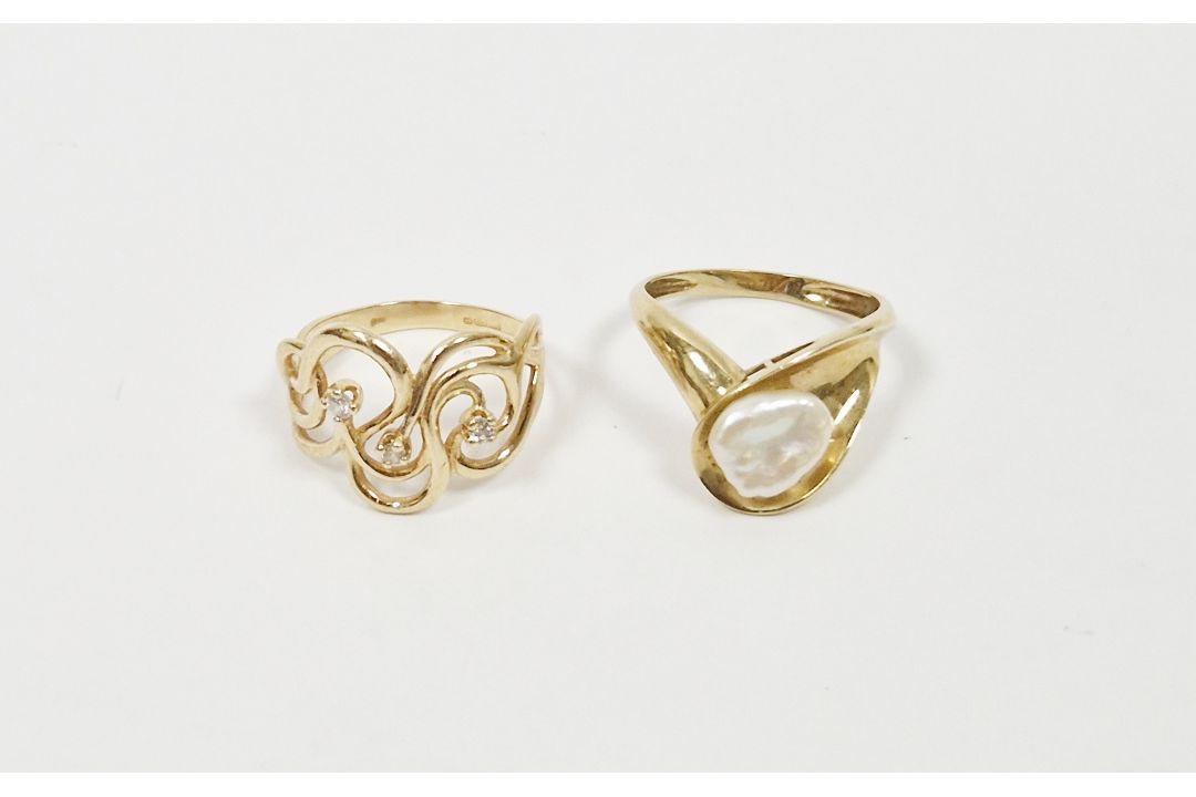 9K gold and baroque pearl ring and a 9ct gold and triple white stone loop-pattern ring (2)