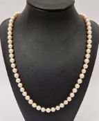 Single row cultured pearl necklace, the uniform size pearls of approximately 6mm diameter, 9ct