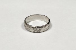 Platinum wedding band, engraved decoration to the band, width approx. 5mm, weight approx. 5.8g (size