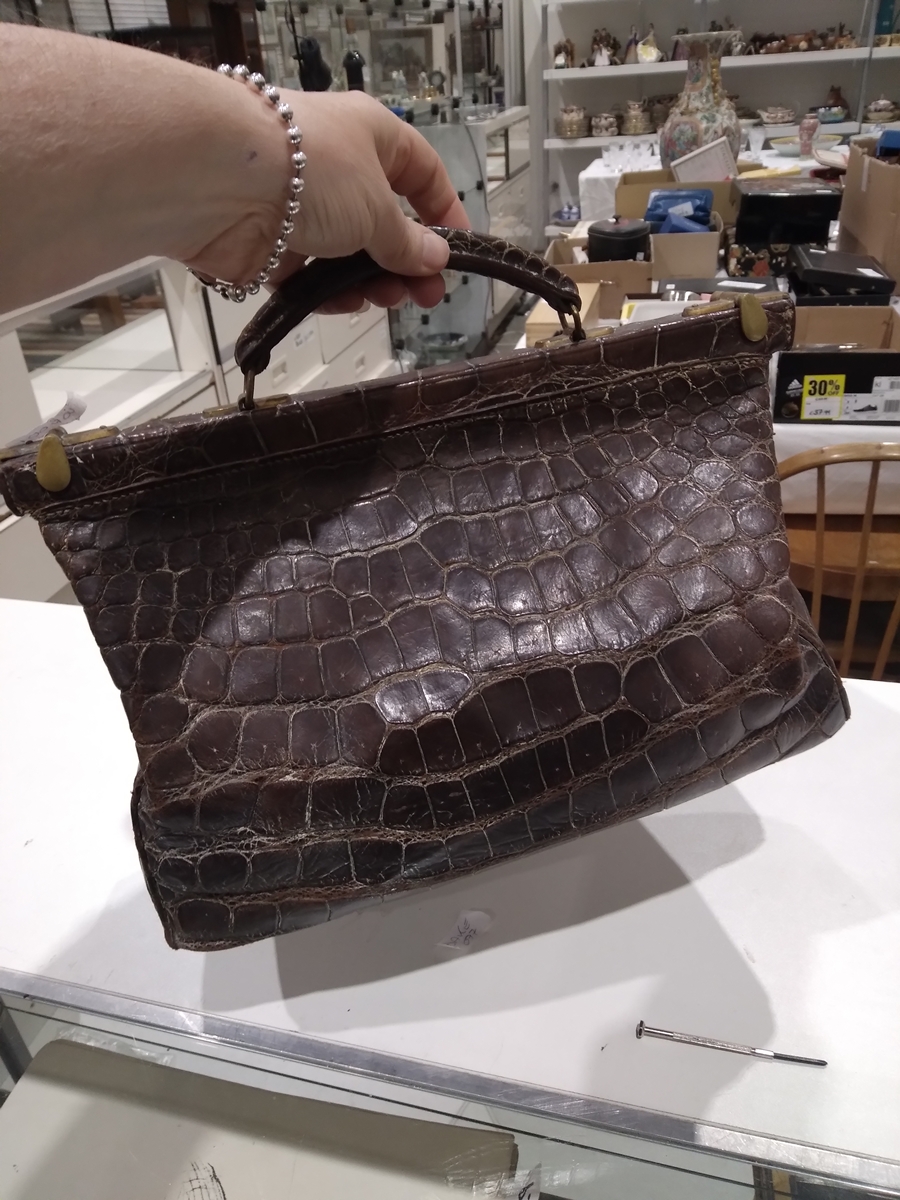 Late 19th/early 20th century crocodile skin gladstone bag with brass fittings and mustard coloured - Image 3 of 13