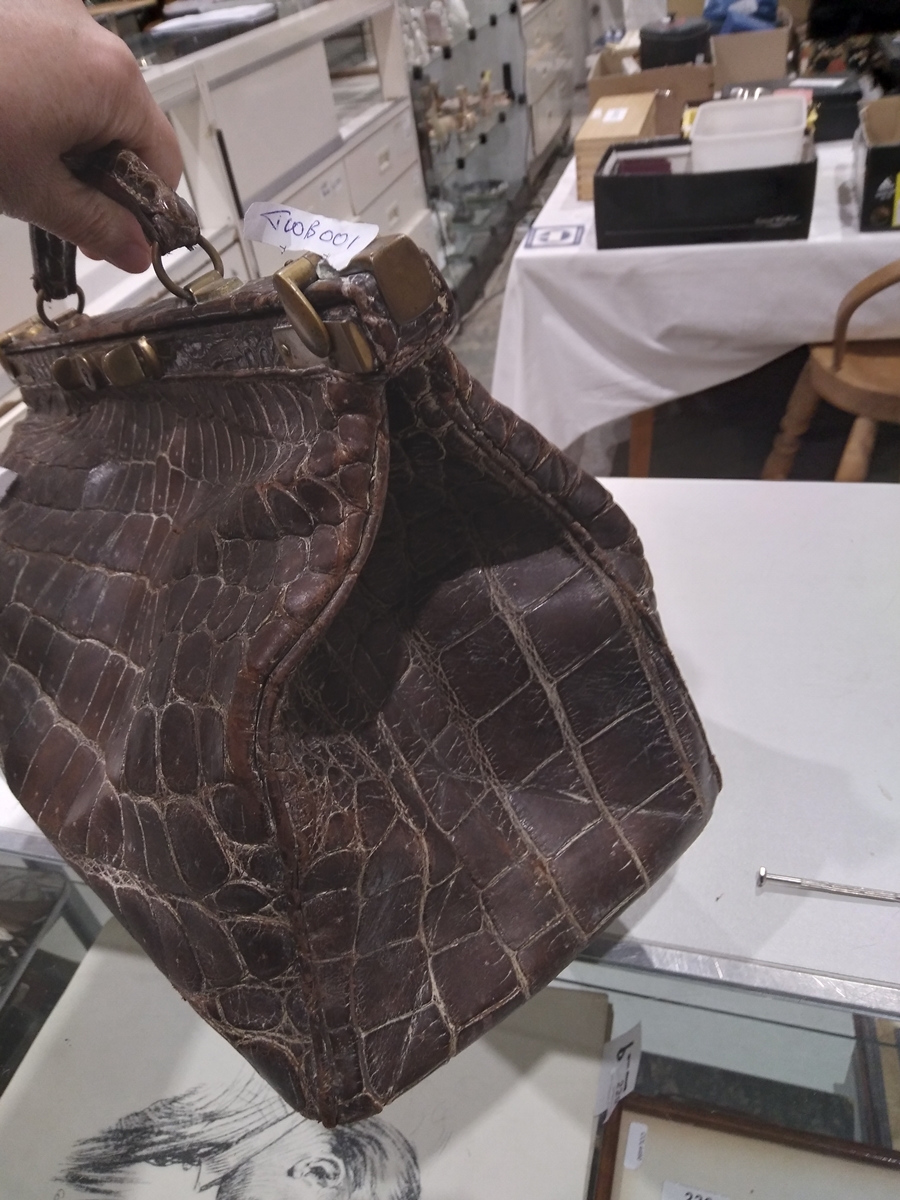Late 19th/early 20th century crocodile skin gladstone bag with brass fittings and mustard coloured - Image 2 of 13