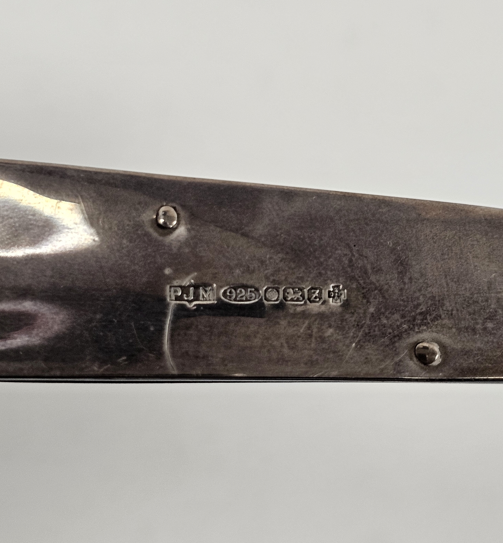 Halcyon Days silver mounted with wooden circular box commemorating the Queen's silver jubilee, - Image 2 of 6