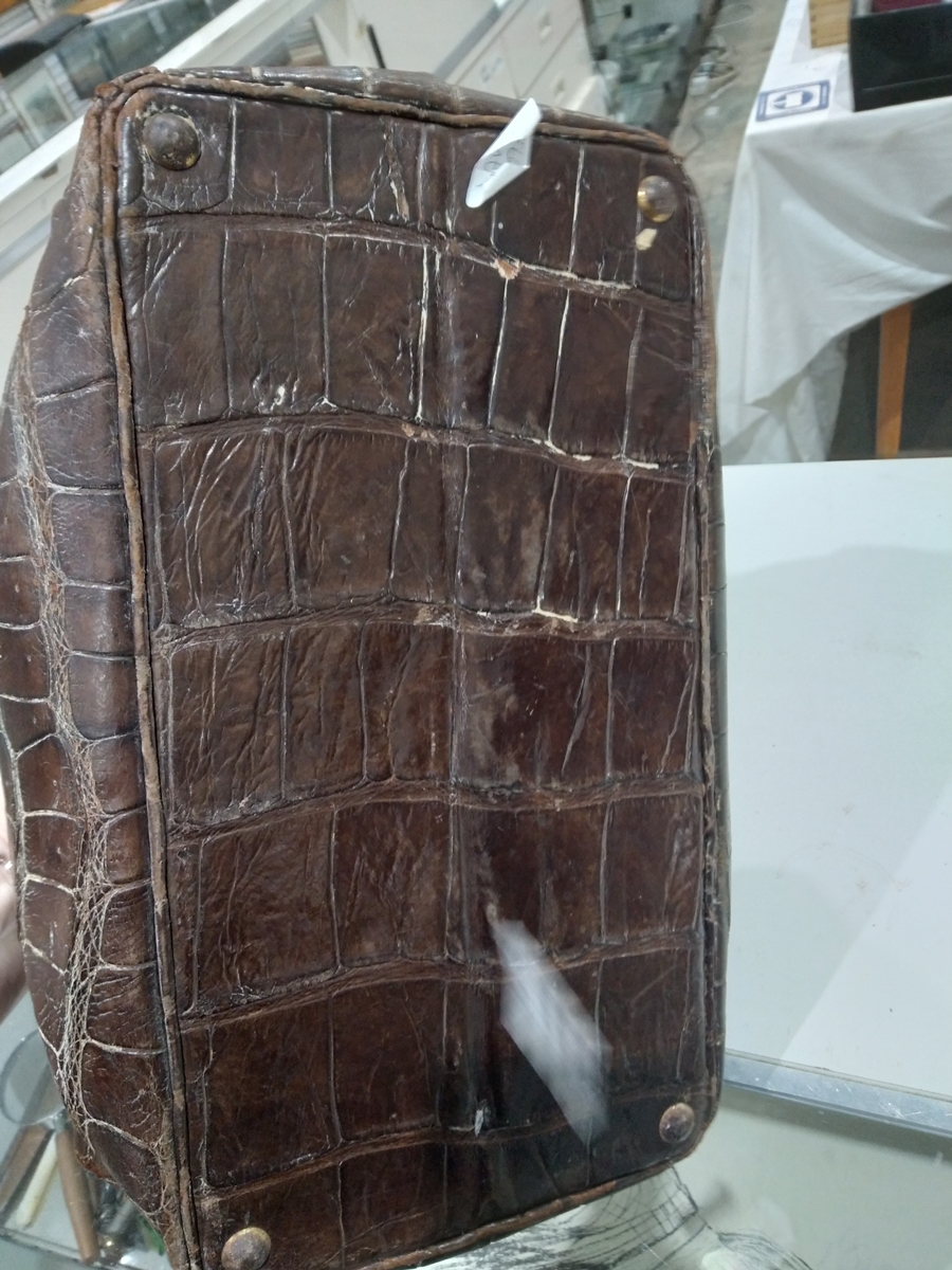 Late 19th/early 20th century crocodile skin gladstone bag with brass fittings and mustard coloured - Image 12 of 13
