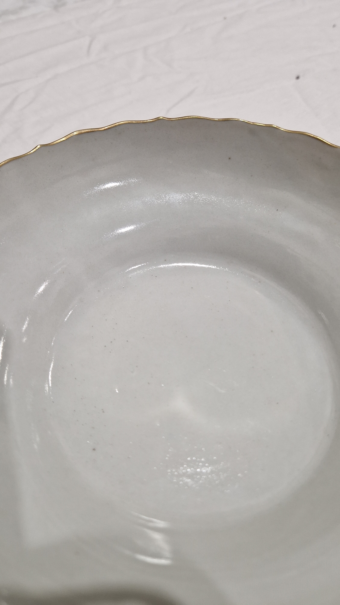 Chinese porcelain famille verte shallow bowl with gilt wavy rim, the sides painted in enamels with a - Image 15 of 19