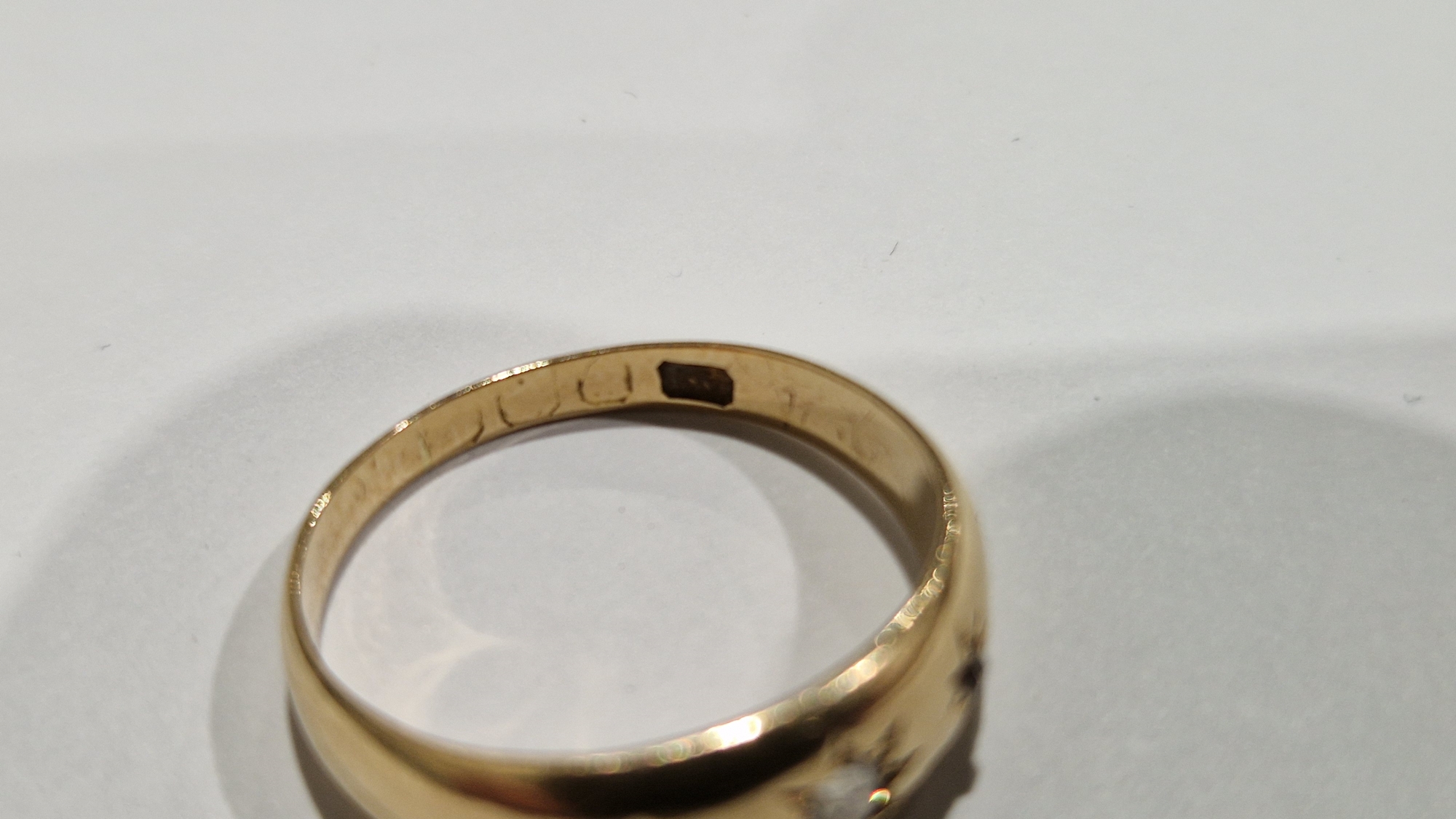 Antique gold-coloured metal ring, graduated and set three old cut diamonds in star setting (size M) - Image 7 of 8