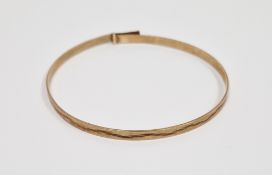 9ct gold adjustable bangle with engraved decoration, hallmarked, 6.0 grams