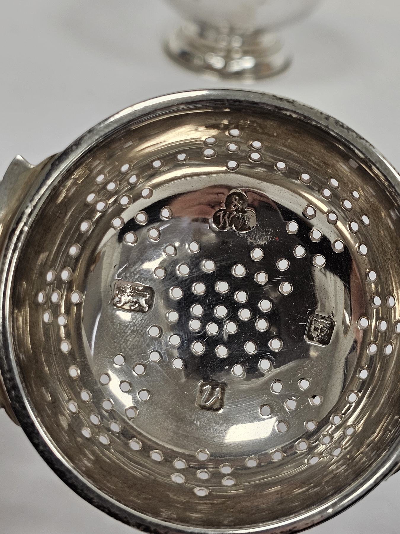 Silver tea strainer, London 1995, Wakely & Wheeler, with ornate pierced twin handles and plain - Image 2 of 3