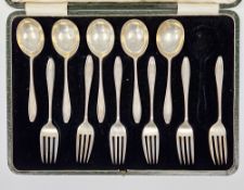 George V cased set of silver forks and spoons, comprising six forks and five spoons, hallmarked