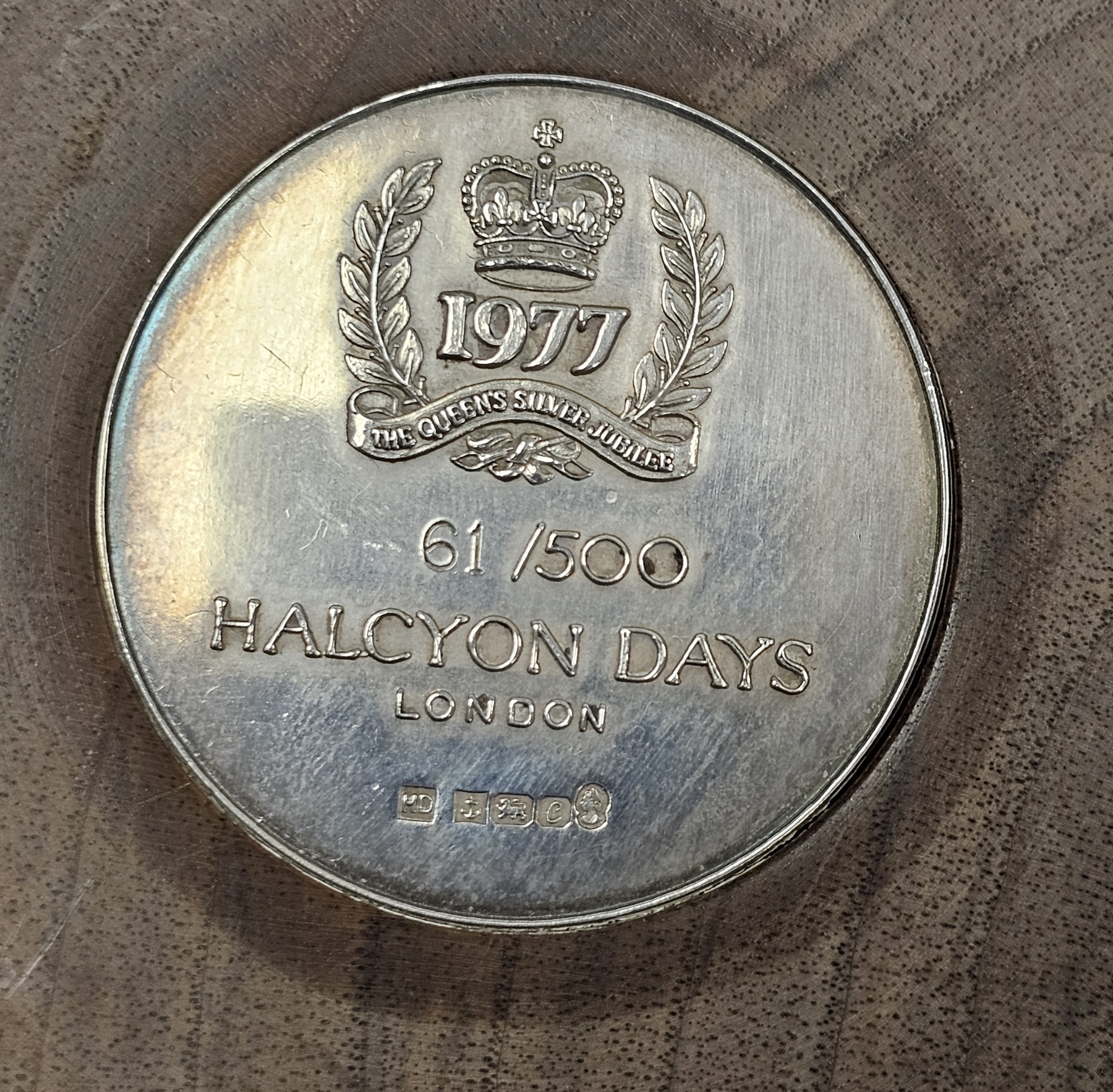 Halcyon Days silver mounted with wooden circular box commemorating the Queen's silver jubilee, - Image 6 of 6