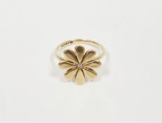 9ct gold flowerhead and white stone ring, daisy-pattern, 5.6g (size T1/2)