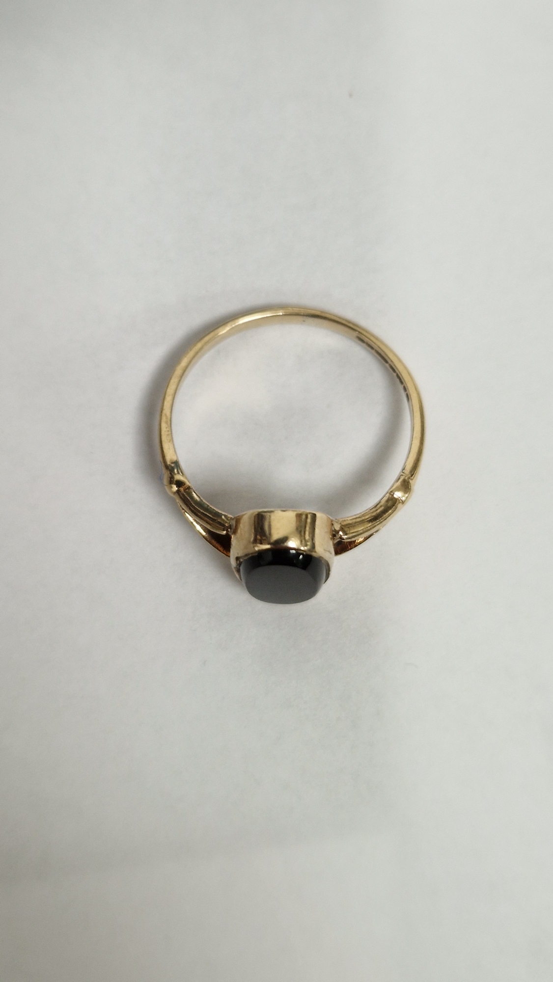 9ct gold and black onyx large oval ring (size O) and 9ct gold and onyx small oval ring (size J1/ - Image 11 of 14