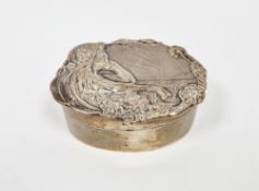 Art Nouveau silver oval table box, Chester 1902 William Neale, the hinged lid with repousse