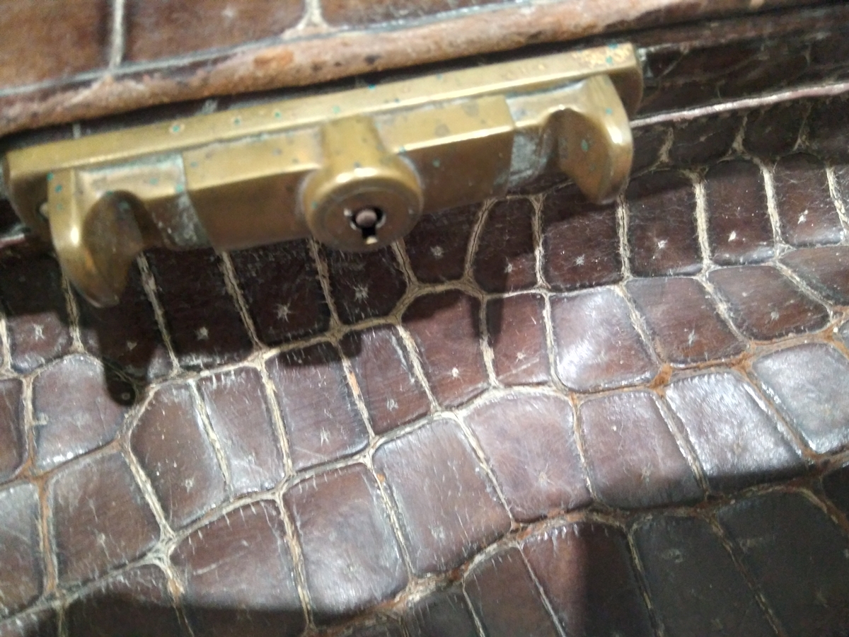 Late 19th/early 20th century crocodile skin gladstone bag with brass fittings and mustard coloured - Image 7 of 13