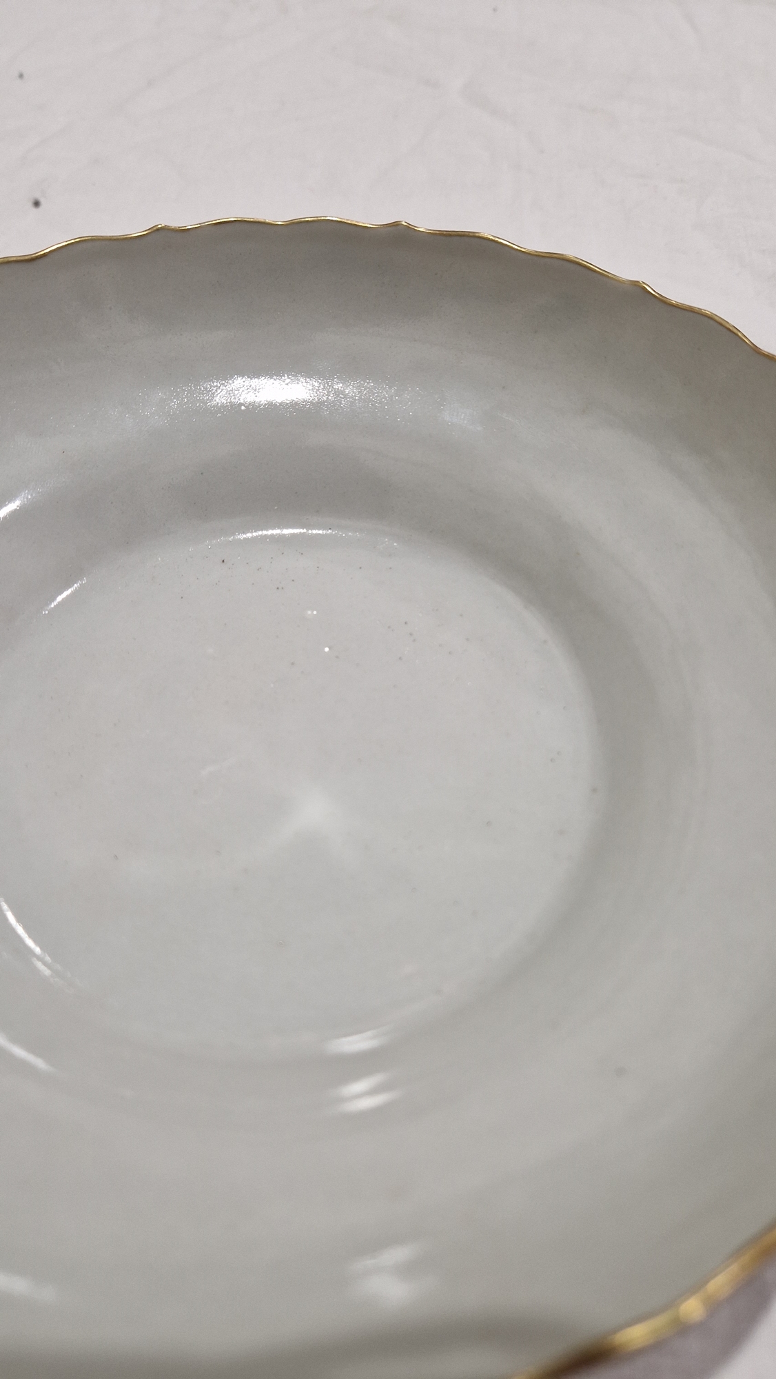 Chinese porcelain famille verte shallow bowl with gilt wavy rim, the sides painted in enamels with a - Image 12 of 19