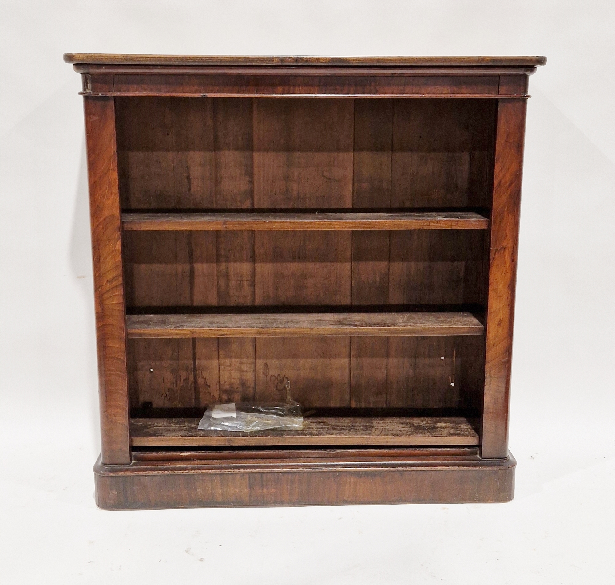 Victorian mahogany dwarf bookcase with rounded corners and three adjustable shelves, raised on a