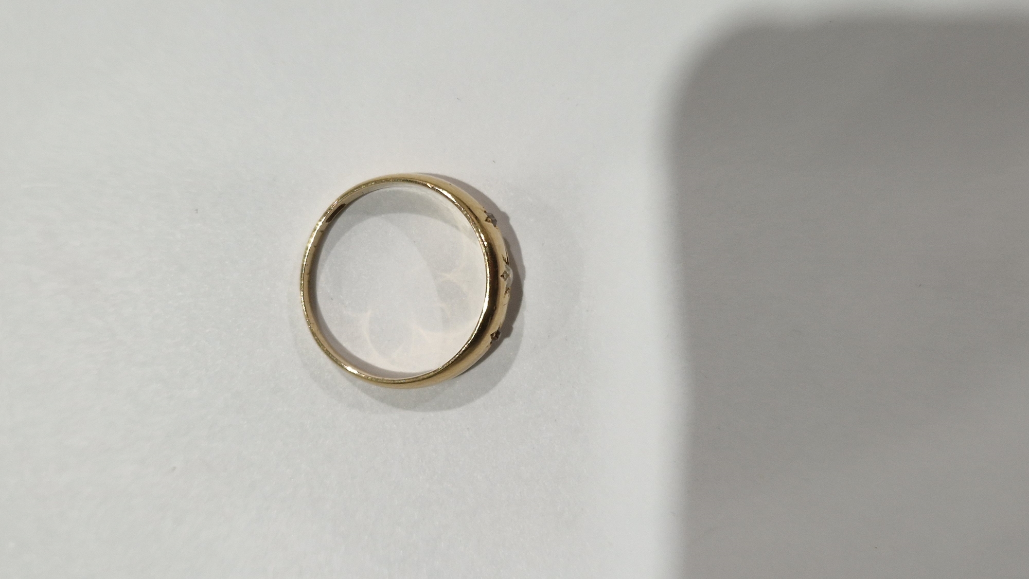 Antique gold-coloured metal ring, graduated and set three old cut diamonds in star setting (size M) - Image 3 of 8