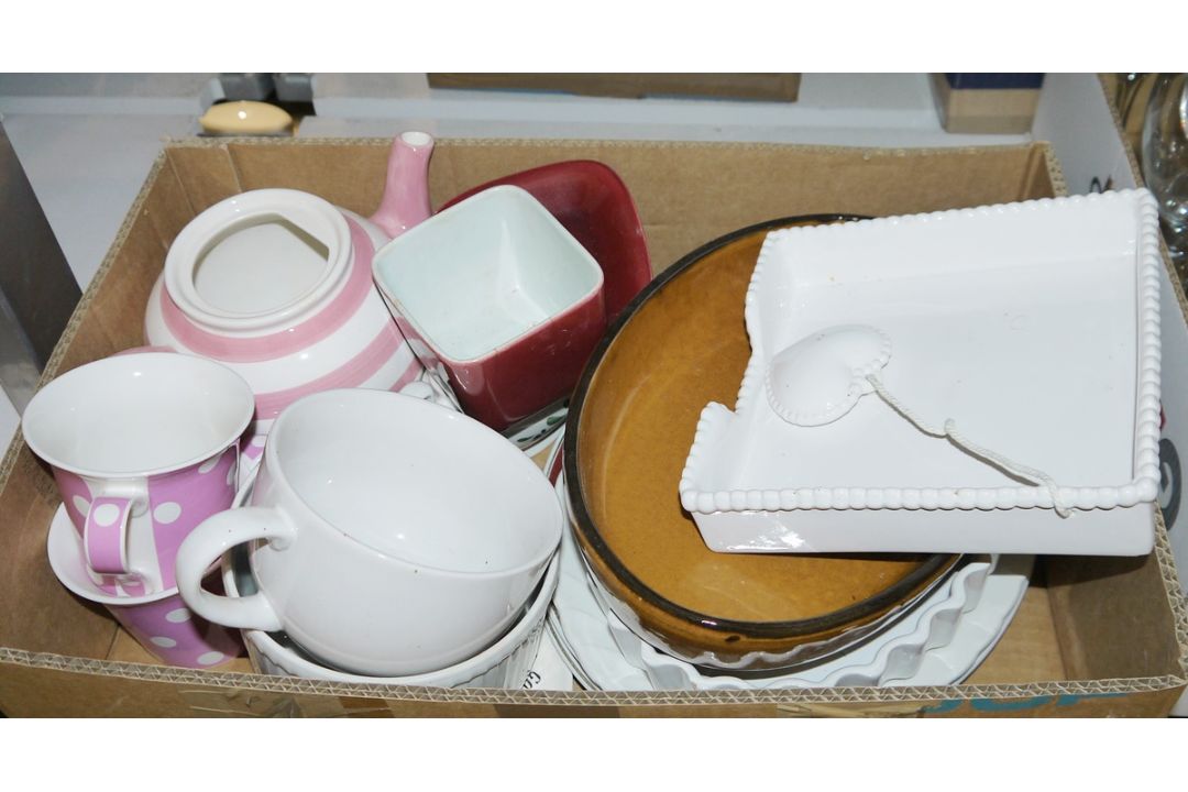 Wicker case and similar tray, a large quantity of drinking glasses and other glass to include - Image 2 of 6