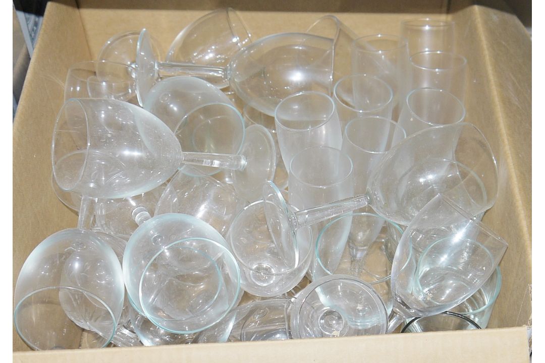 Wicker case and similar tray, a large quantity of drinking glasses and other glass to include - Image 6 of 6