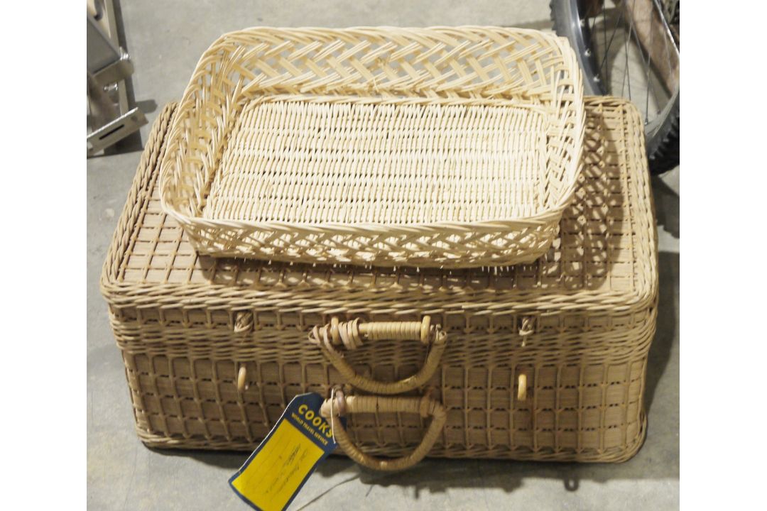 Wicker case and similar tray, a large quantity of drinking glasses and other glass to include - Image 1 of 6