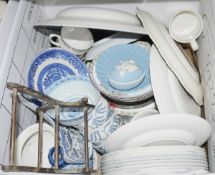 Small collection of Wedgwood jasperware to include a blue pin dish bearing an oak branch, a small