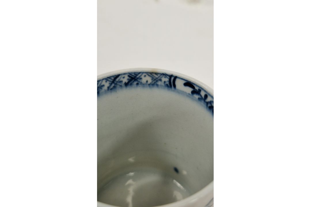 Lowestoft porcelain blue and white coffee can, circa 1765-75, painted with a house in landscape - Image 12 of 13