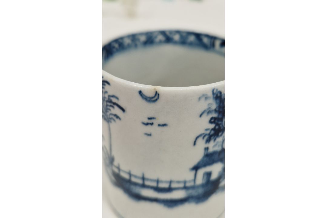 Lowestoft porcelain blue and white coffee can, circa 1765-75, painted with a house in landscape - Image 11 of 13