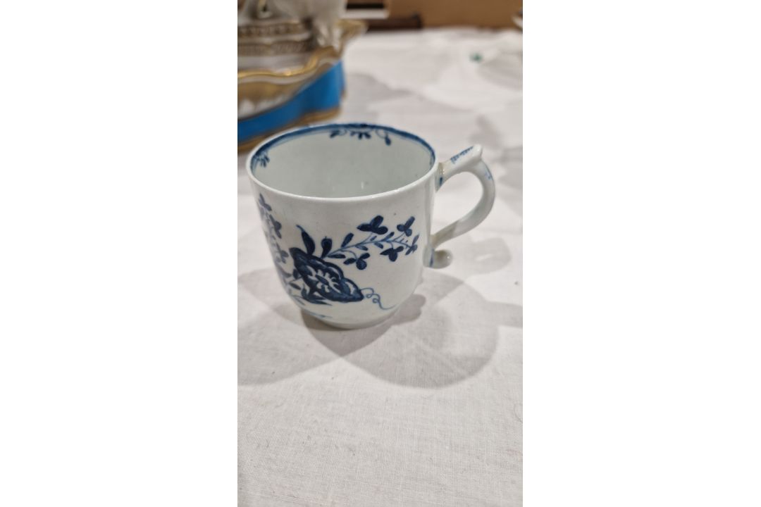 Lowestoft porcelain blue and white coffee can, circa 1765-75, painted with a house in landscape - Image 7 of 13