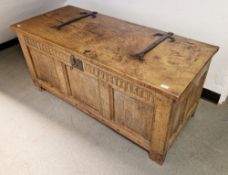 18th/19th century oak and elm coffer, the lid with late applied strap hinges, opening to an empty
