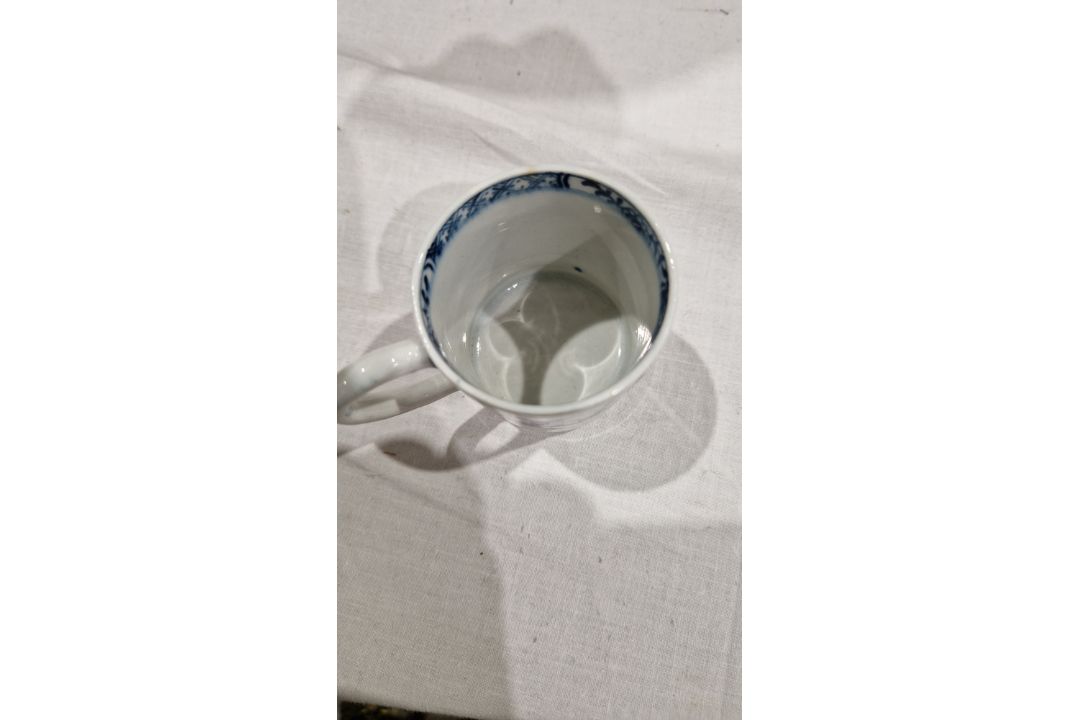 Lowestoft porcelain blue and white coffee can, circa 1765-75, painted with a house in landscape - Image 4 of 13