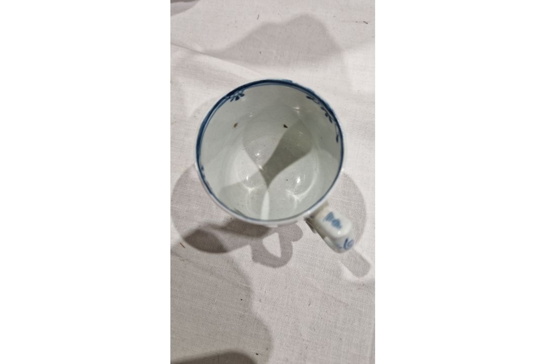 Lowestoft porcelain blue and white coffee can, circa 1765-75, painted with a house in landscape - Image 9 of 13